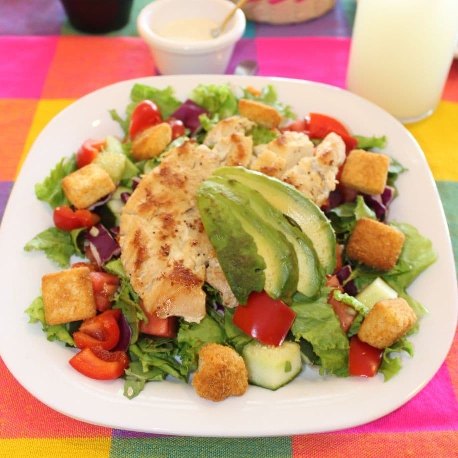 Ensalada Bayos + Bebida