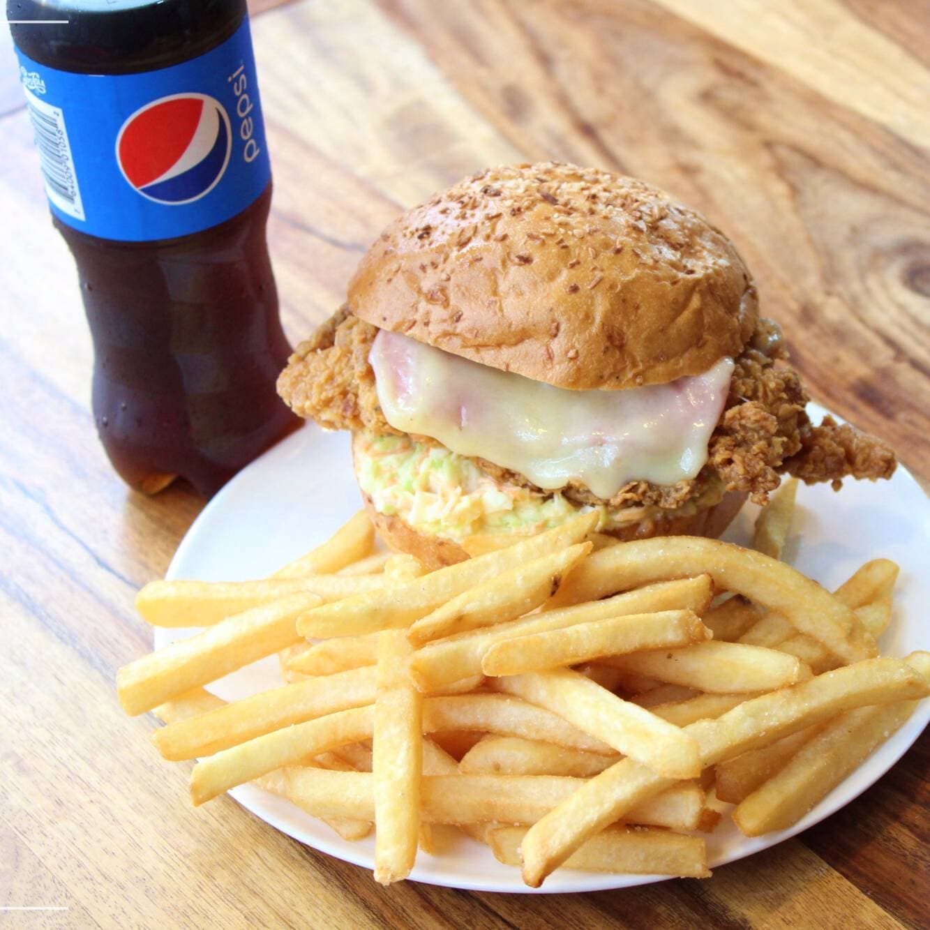 Hamb. Comelona Clasica de Pollo (con papas)