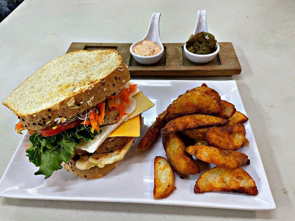 Combo Sándwich de Pollo Empanizado y bebida.