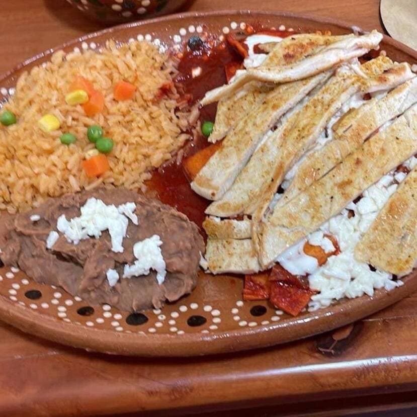 Chilaquiles con Pechuga de Pollo