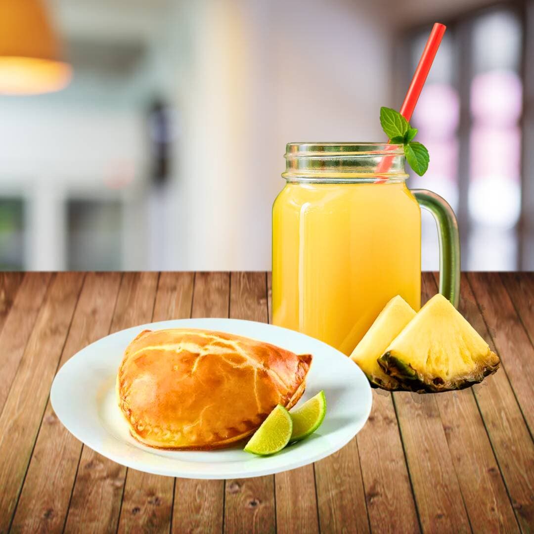Empanada de Pollo con Jugo de Piña