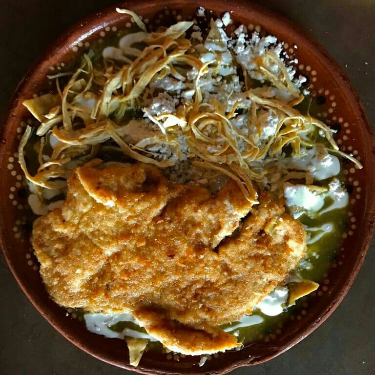 Chilaquiles con Pechuga Empanizada, Pollo y Pan