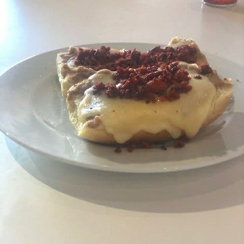 Molletes con Chorizo