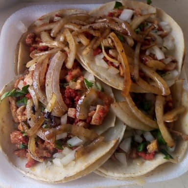 Taco asada de cerdito con longaniza