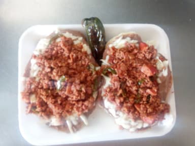 Molletes con Guiso
