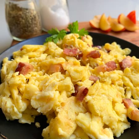 Huevos revueltos con tocino