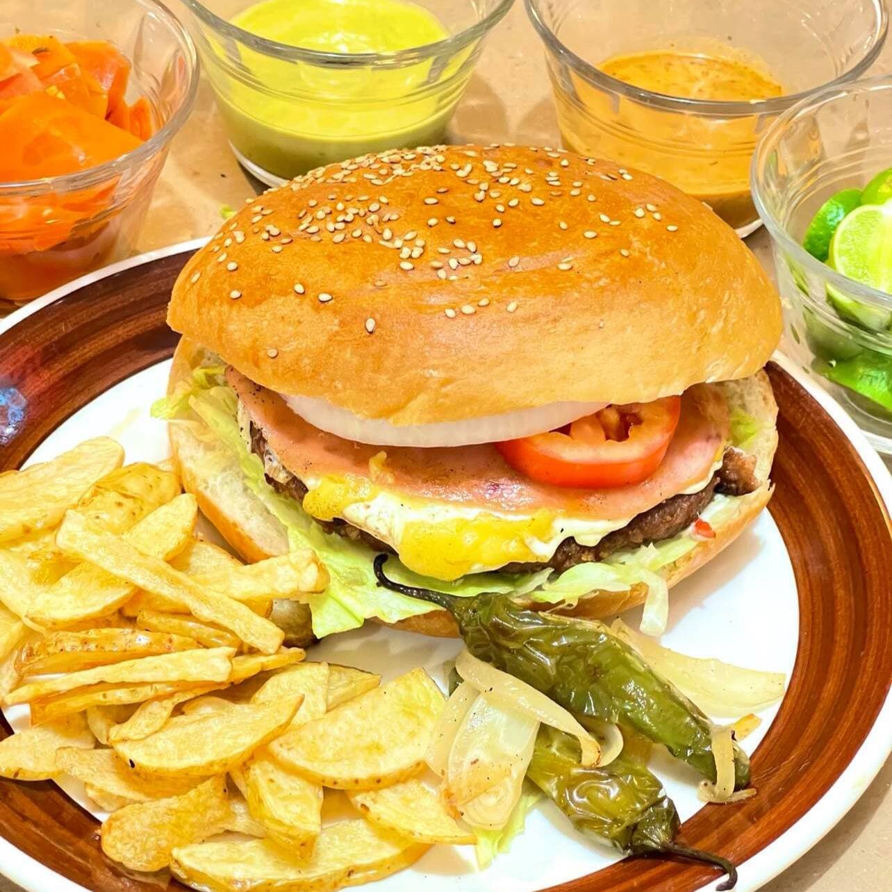 Hamburguesa de Arrachera con Tocino y Queso.