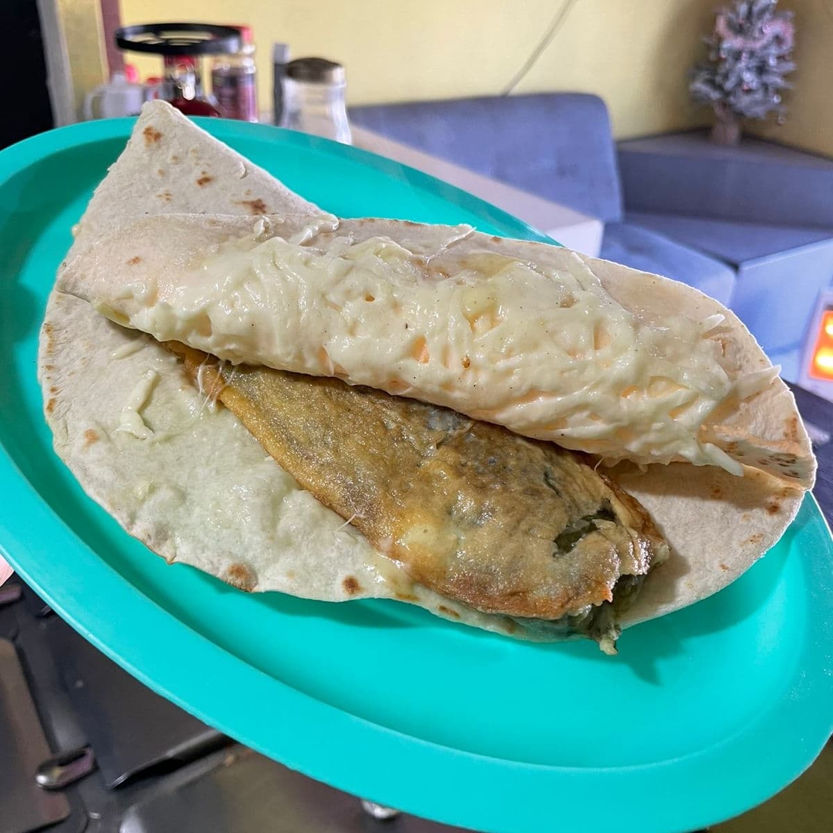 Quesadilla montada con chile relleno
