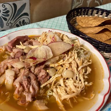 Medio pozole de cabeza con pollo