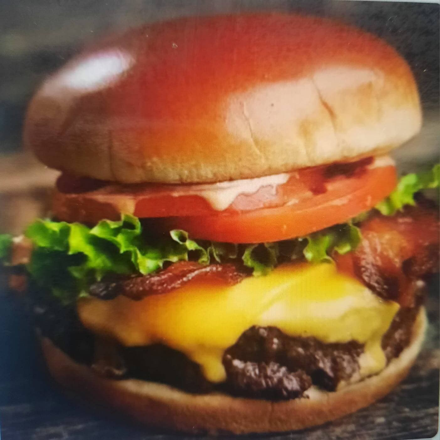 Hamburguesa de Res con tocino y queso
