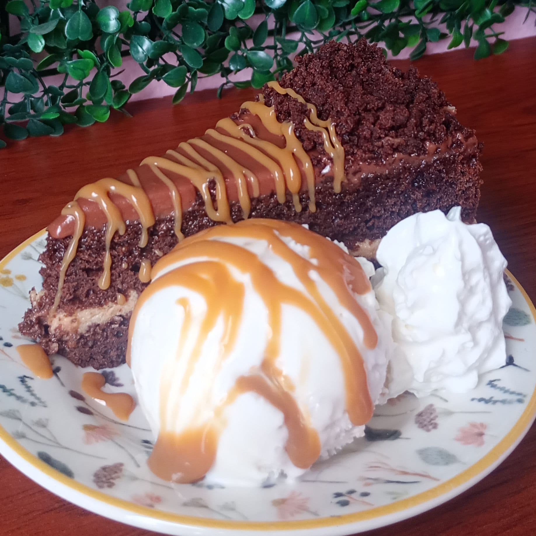 Porción de torta chocolate delux con helado