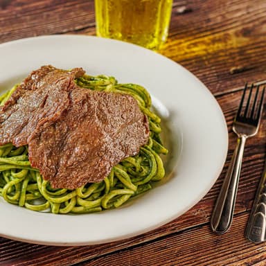 Tallarines Verdes con Bistek a la Plancha