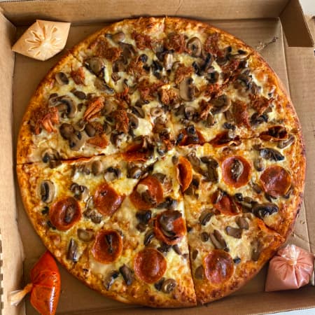 Pizza Tradicional Familiar 8 Rebanadas.3-4 persona
