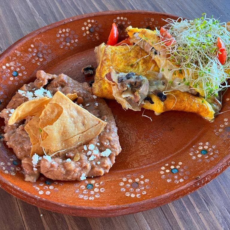 Omellete Completo/Jugo de Naranja o Café de Olla