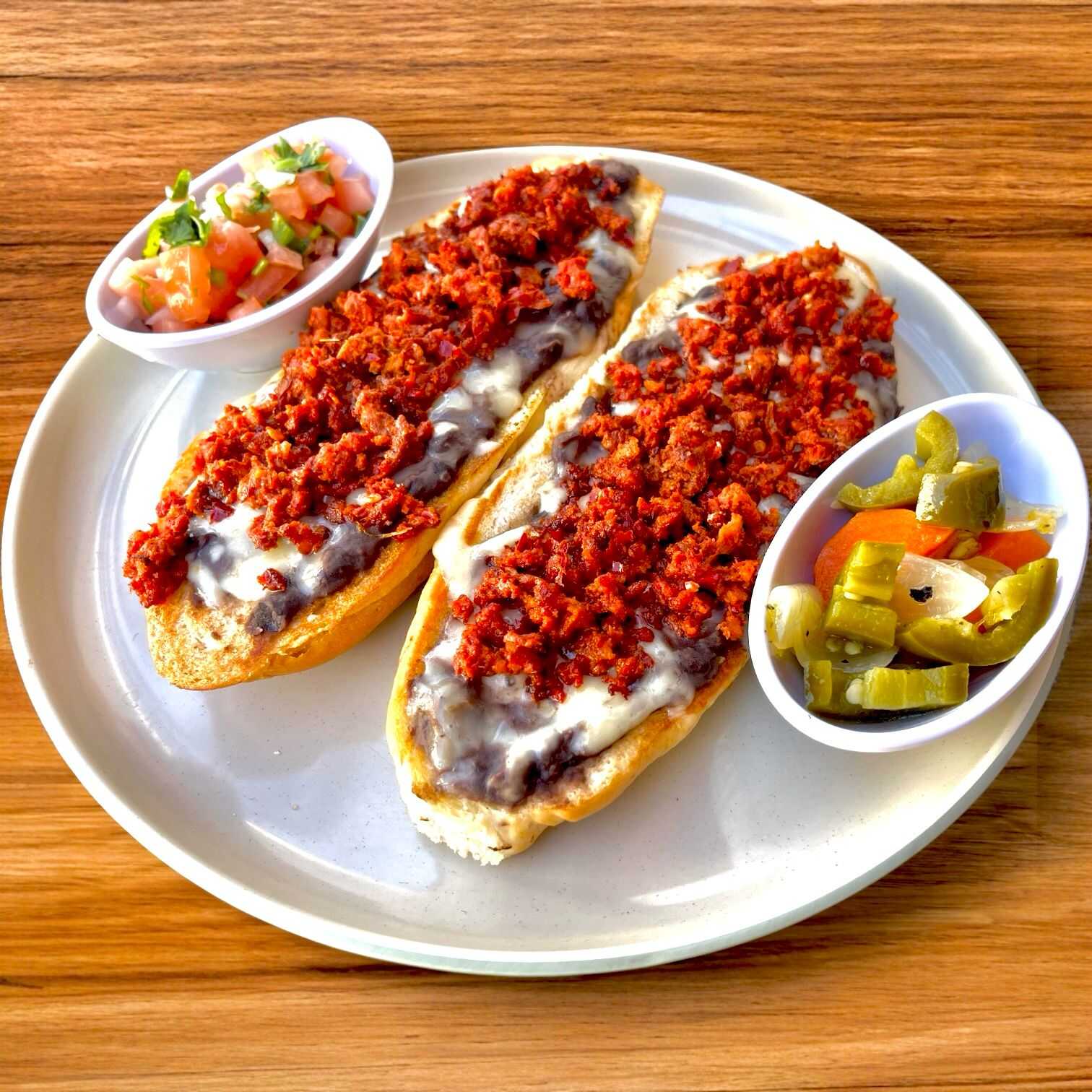 Molletes con Chorizo