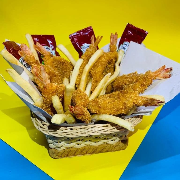 CAMARÓNES EMPANIZADOS CON PAPAS A LA FRANCESA
