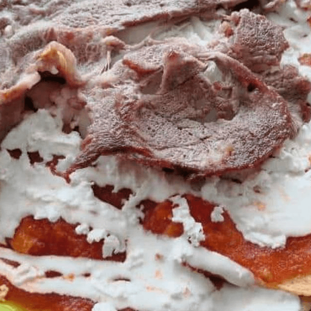 Chilaquiles con Salsa Roja y Arrachera