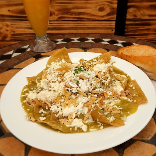 Chilaquiles con Pechuga Empanizada