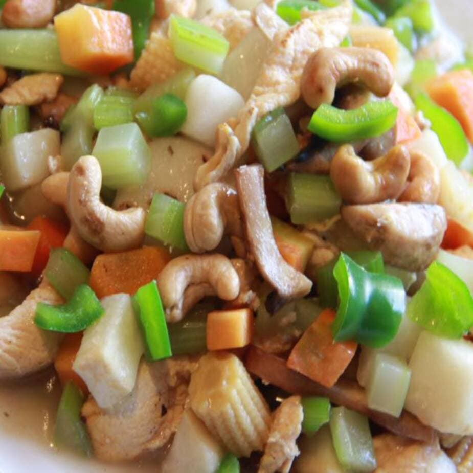 Pollo o Cerdo con Nuez de la India