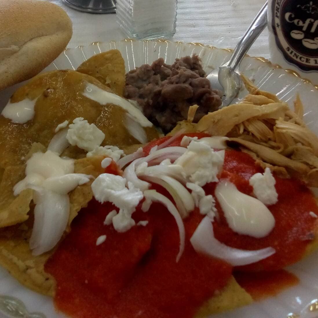Chilaquiles verdes o rojos con Pollo  (PROMO)