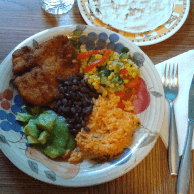 CHULETA FRITA CON ENSALADAS