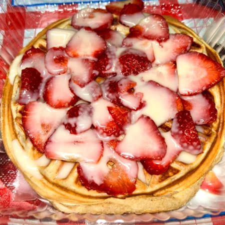 Waffle con Fresa y Lechera