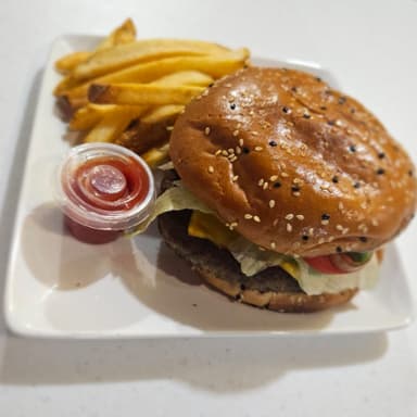HAMBURGUESA CLASICA CON PAPAS