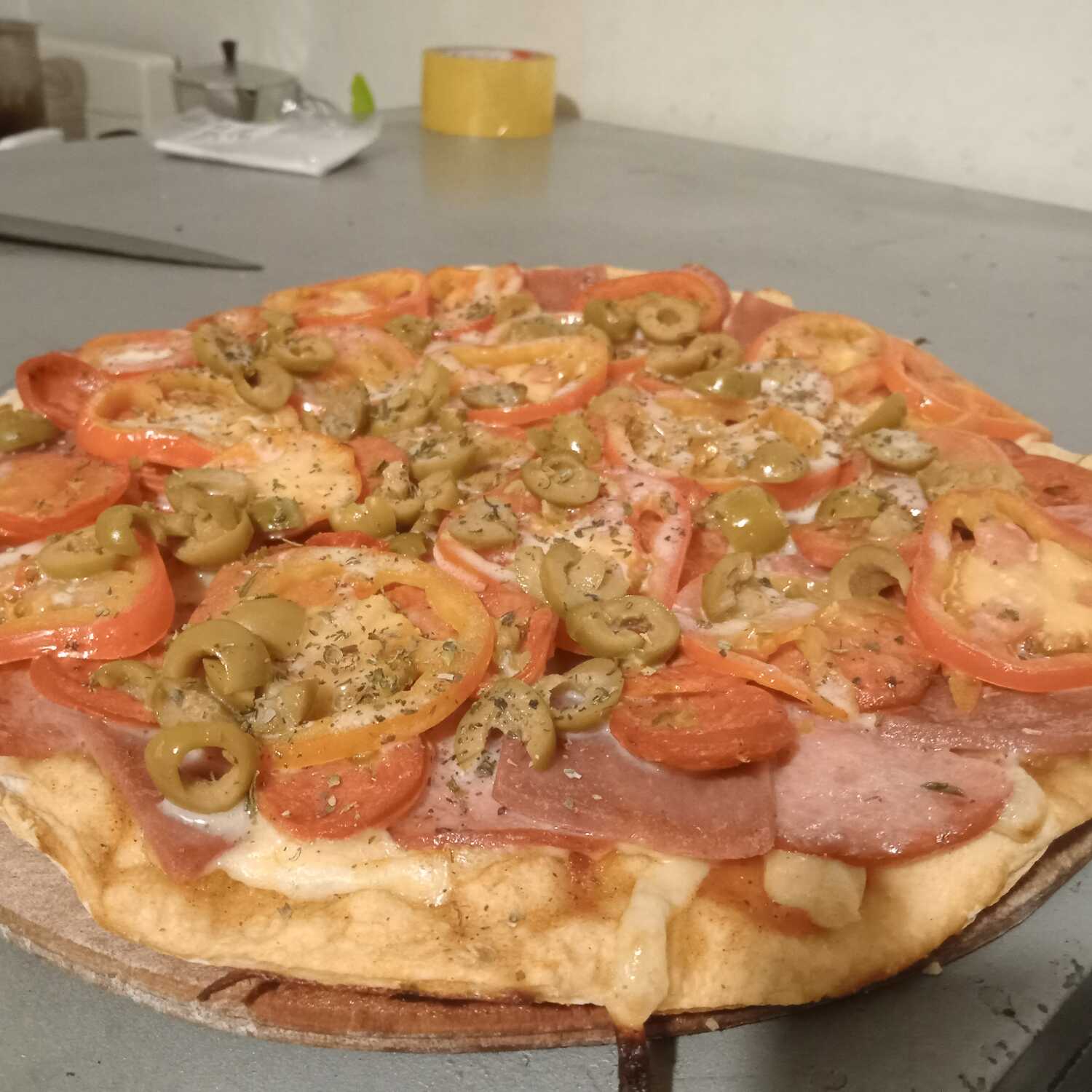 Pizza Salami Tomates Fresco y Champiñones