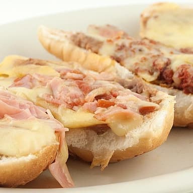 COMBO MOLLETES CON JAMON   + POSTRE GRATIS