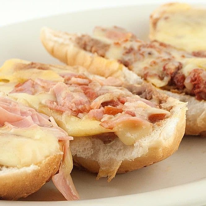 COMBO MOLLETES CON JAMON  + AGUA DE HORCHATA