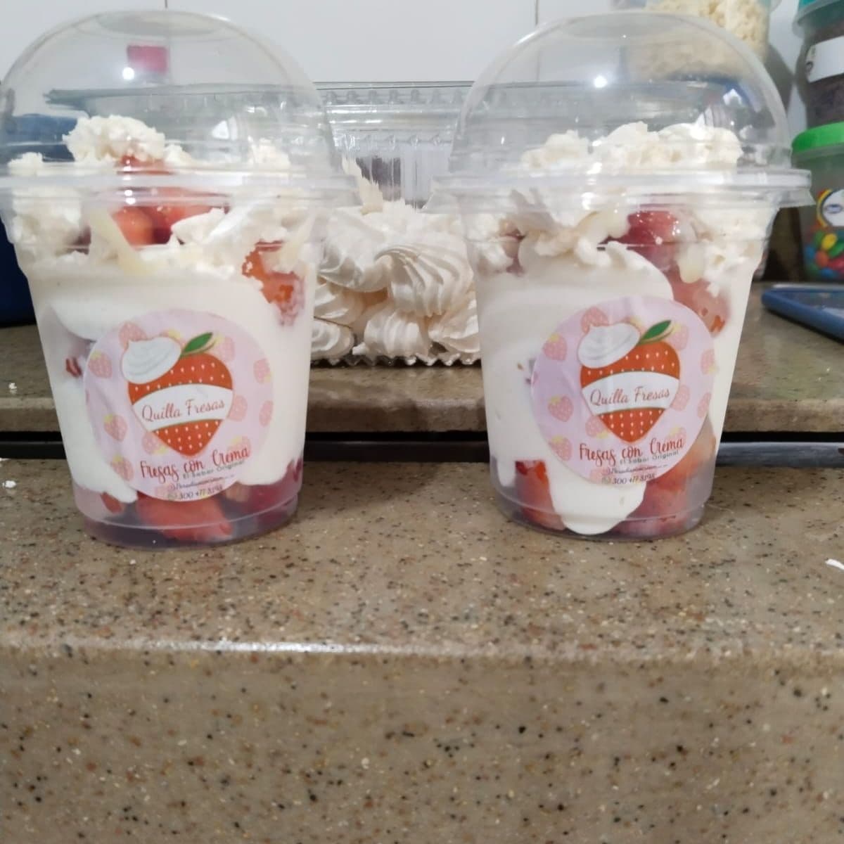 2 FRESAS CON CREMA 9 ONZAS TRADICIONALES