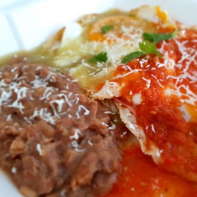 Huevos Divorciados con Chilaquiles