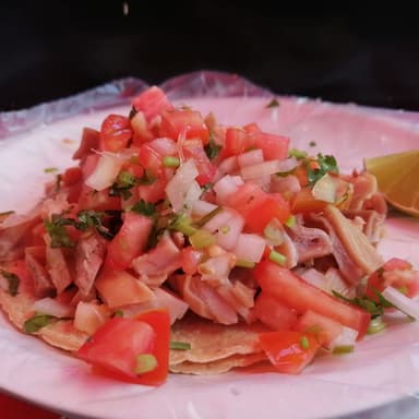 TACO Y TORTA DE CARNITAS CON CUERO