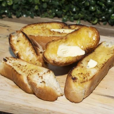 PAN FRANCES TOSTADO CON MANTEQUILLA