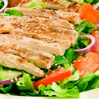 Ensalada con Tiras de Pollo Asado