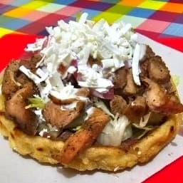 SOPE DE ASADA CON QUESO DE BOLA