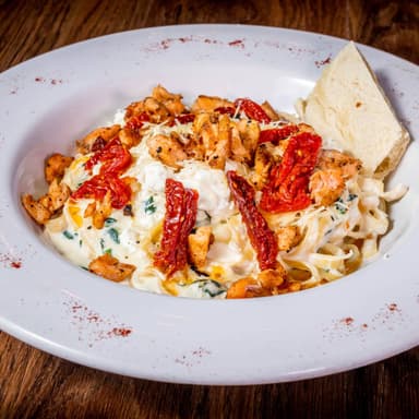 FETUCCINE ALFREDO CON ESPINACAS Y QUESOS DE CABRA