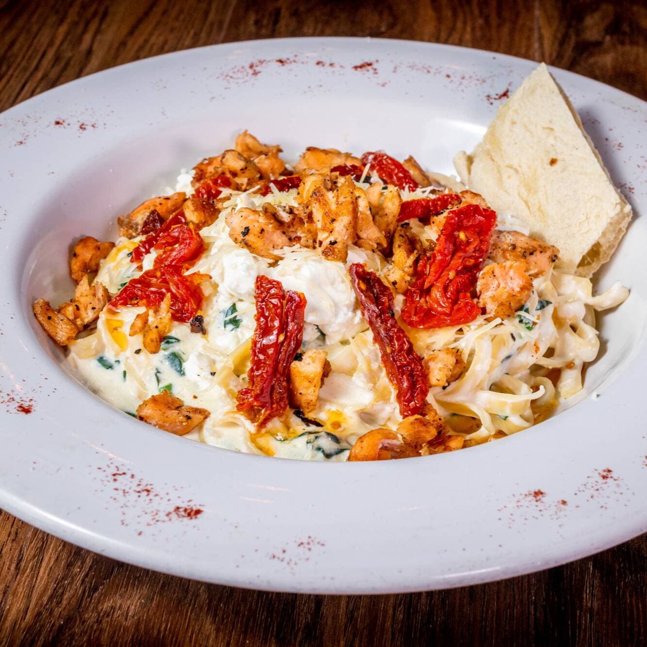 FETUCCINE ALFREDO CON ESPINACAS Y QUESOS DE CABRA