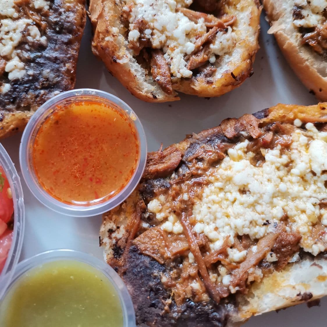 Molletes con Guiso