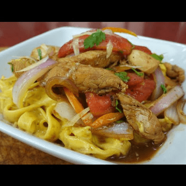 Tallarines a la Huancaina con Saltado de Pollo