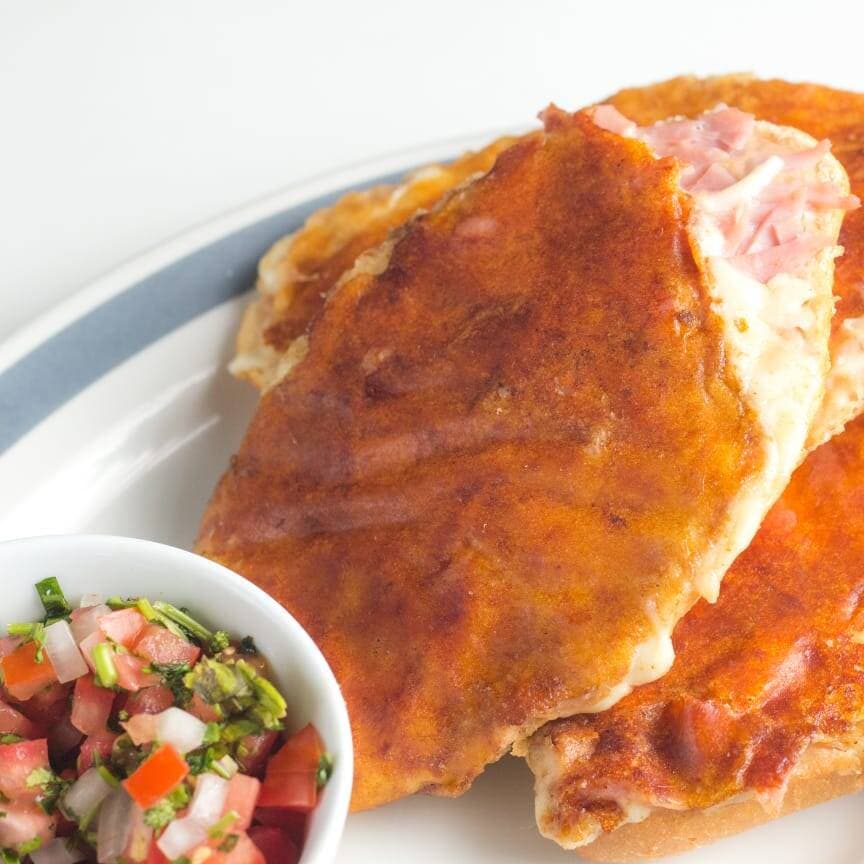 Desayuno Completo Molletes/Café/Jugo/Coctel frutas