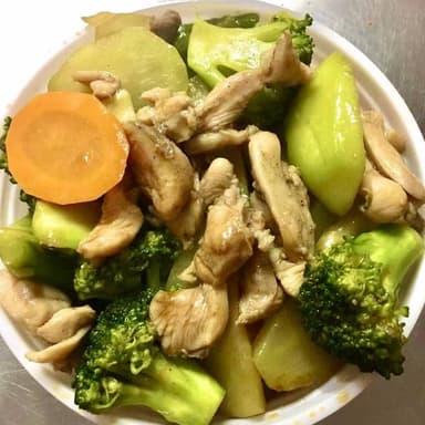 50. Pollo con Verduras en Salsa 鸡小炒