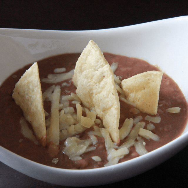 FRIJOLES REFRITOS CON QUESO Y TOTOPOS