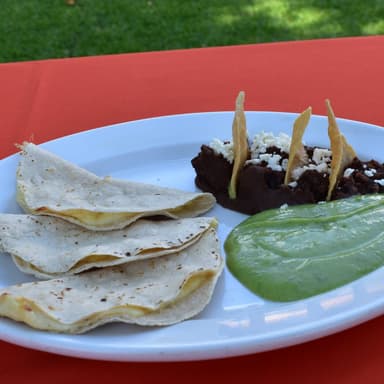 Quesadilas Oaxaqueñas con Epazote