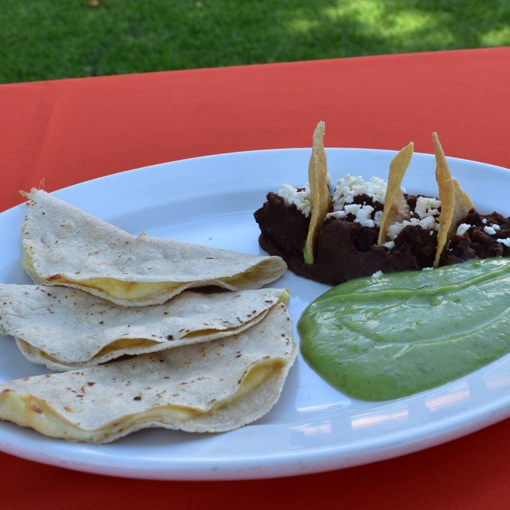 Quesadilas Oaxaqueñas con Epazote