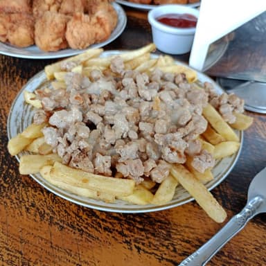 Papas A La Francesa Con Tocino y Queso Gratinado