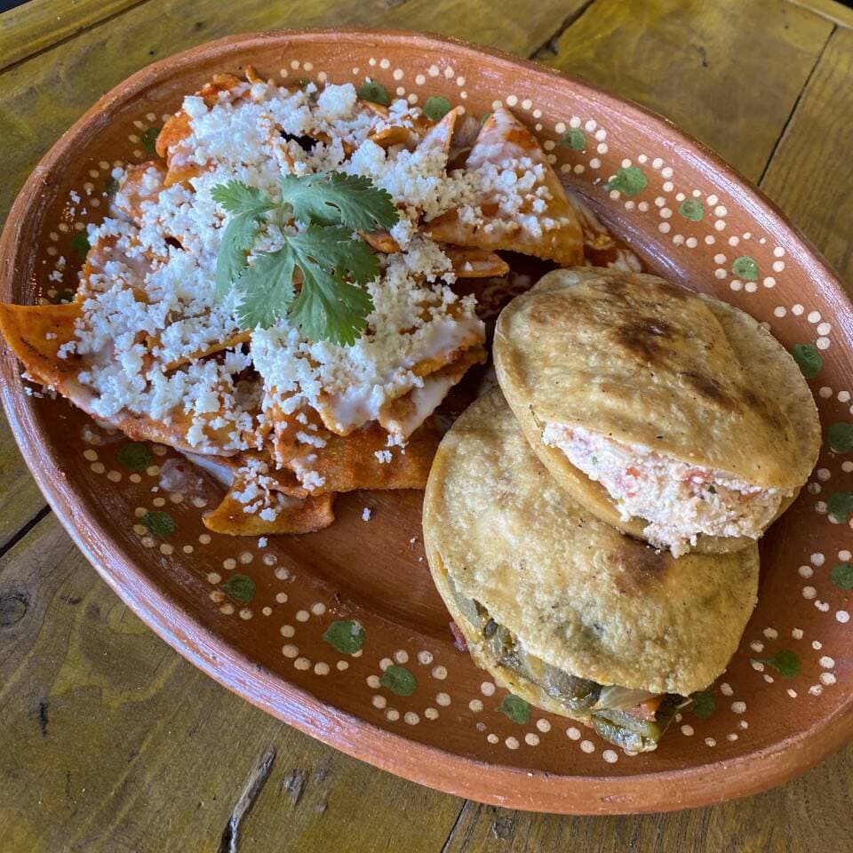 Combo-2 Gorditas con Chilaquiles + 1 Agua Medio