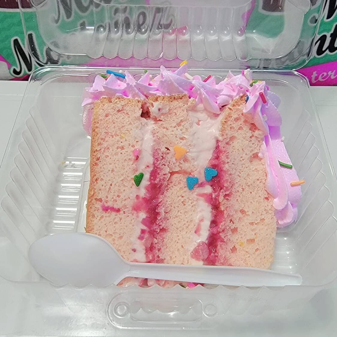 Rebanada de Pastel de Fresas, relleno con Philadel