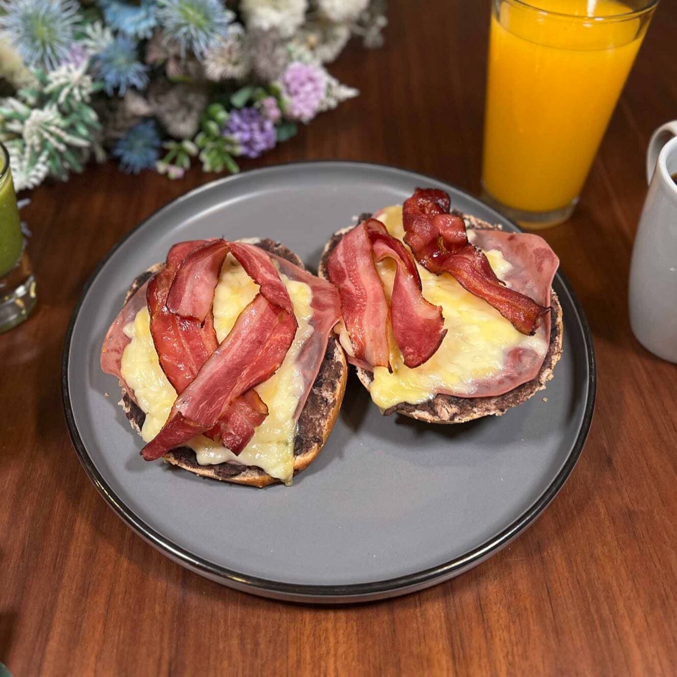 Molletes Mixtos + Jugo o Fruta