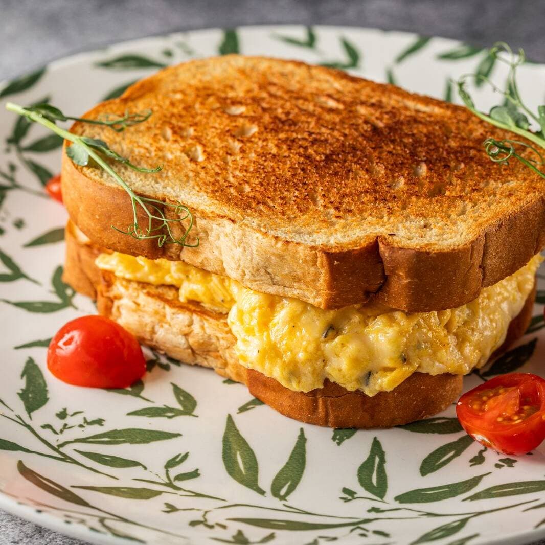 Sándwich de Huevos con Mantequilla